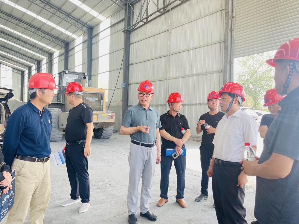 信陽(yáng)市公路事業(yè)發(fā)展中心、信陽(yáng)市公路局、107國(guó)道建設(shè)工程指揮部、中國(guó)中冶信陽(yáng)項(xiàng)目部等單位蒞臨河南永和建設(shè)集團(tuán)檢查指導(dǎo)工作