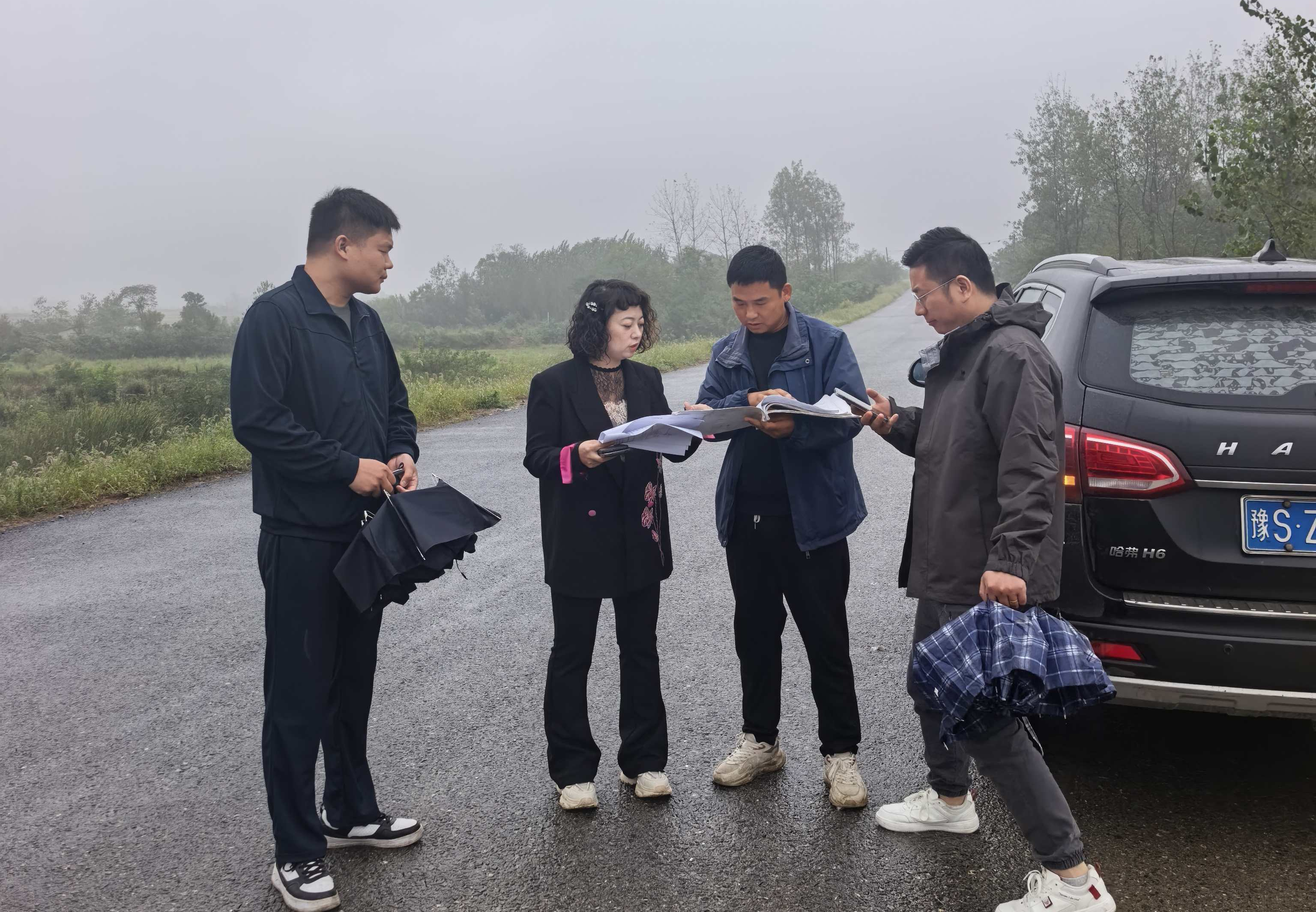 常務(wù)副總經(jīng)理陳丹一行沐雨赴項(xiàng)目一線(xiàn)壓實(shí)管理責(zé)任